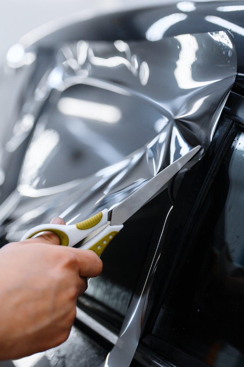autoscheiben-folierung-mit-verdunklungsfolie-fuer-sicht-und-hitzeschutz